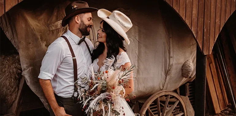bruidspaar- country- wild west- huifkar