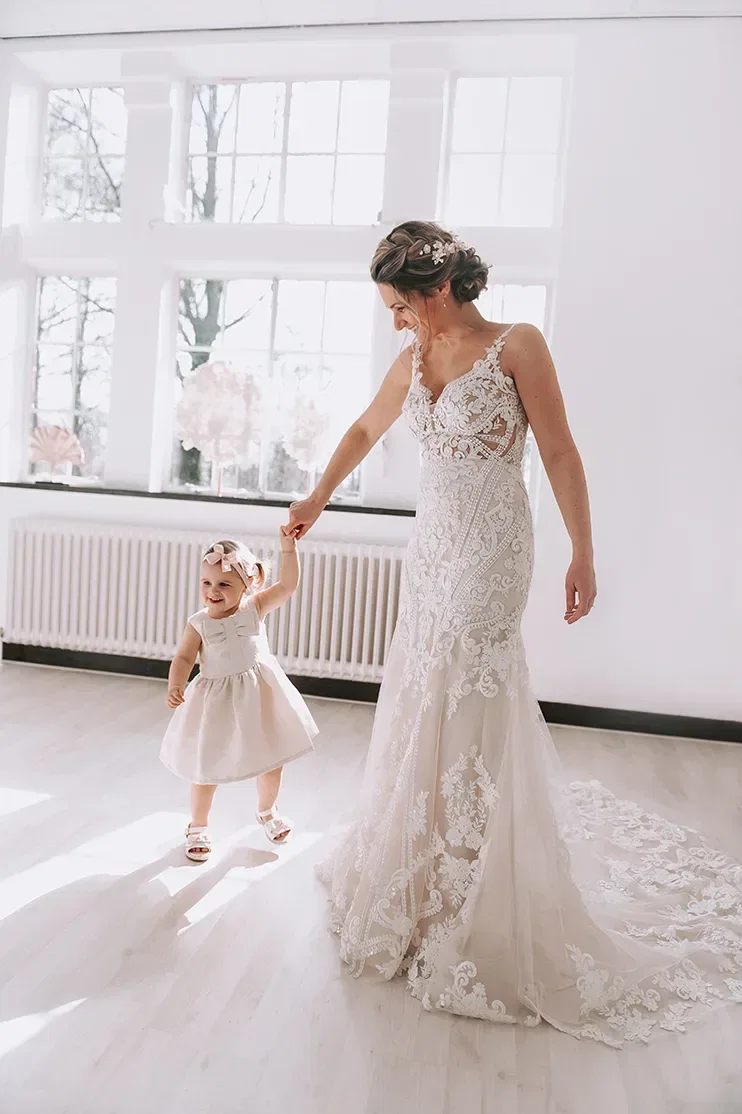 Bruidsmeisjes en bruidsjonker in feestkleding – stijlvolle outfits voor een huwelijk