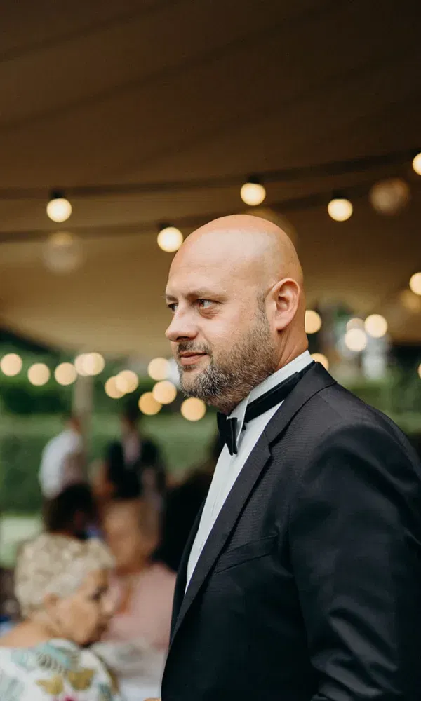 Christophe Weymiens van a DeeJay 4u in zwart pak op bruiloft.
