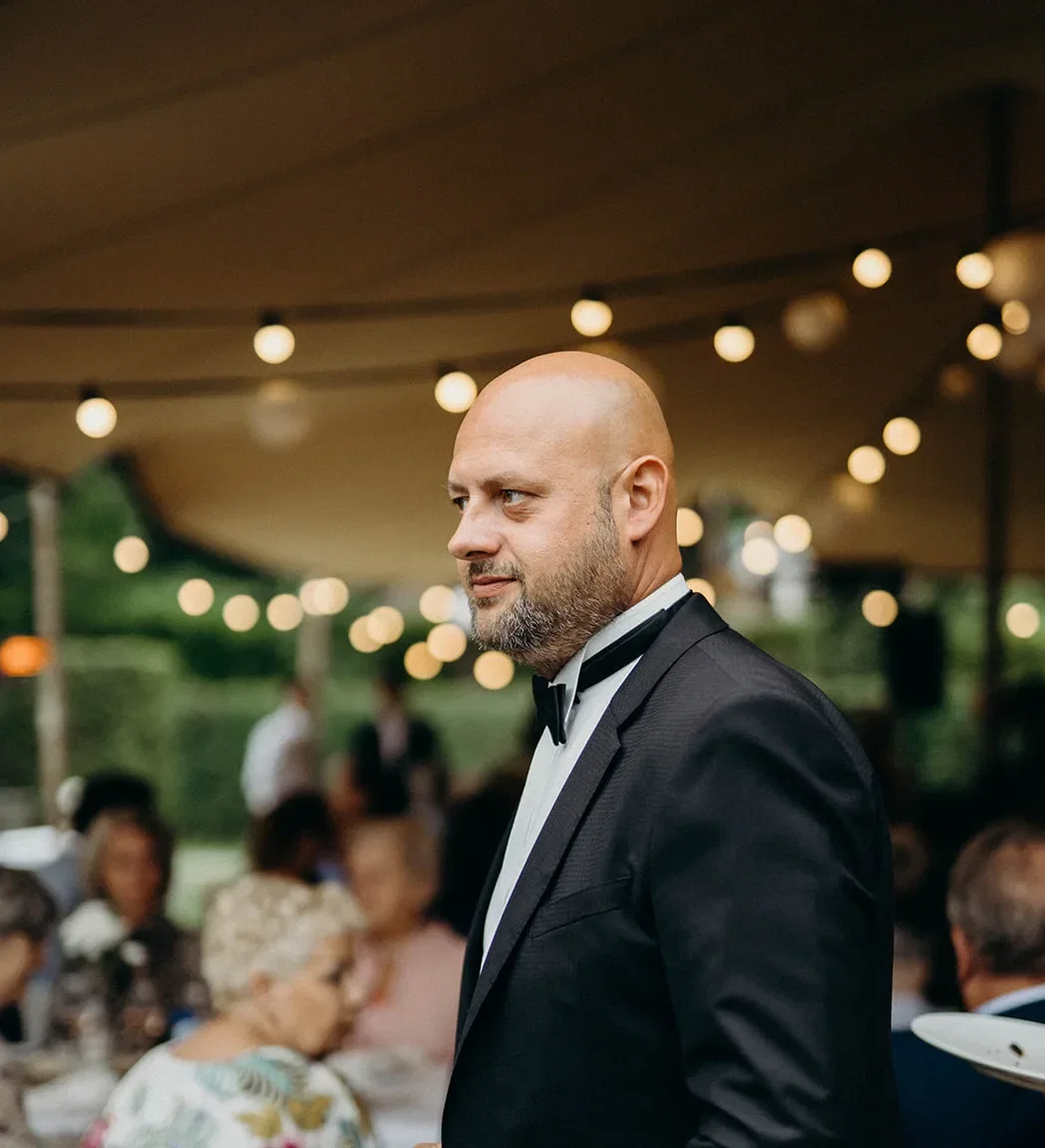 Christophe Weymiens van a DeeJay 4u in zwart pak op bruiloft.