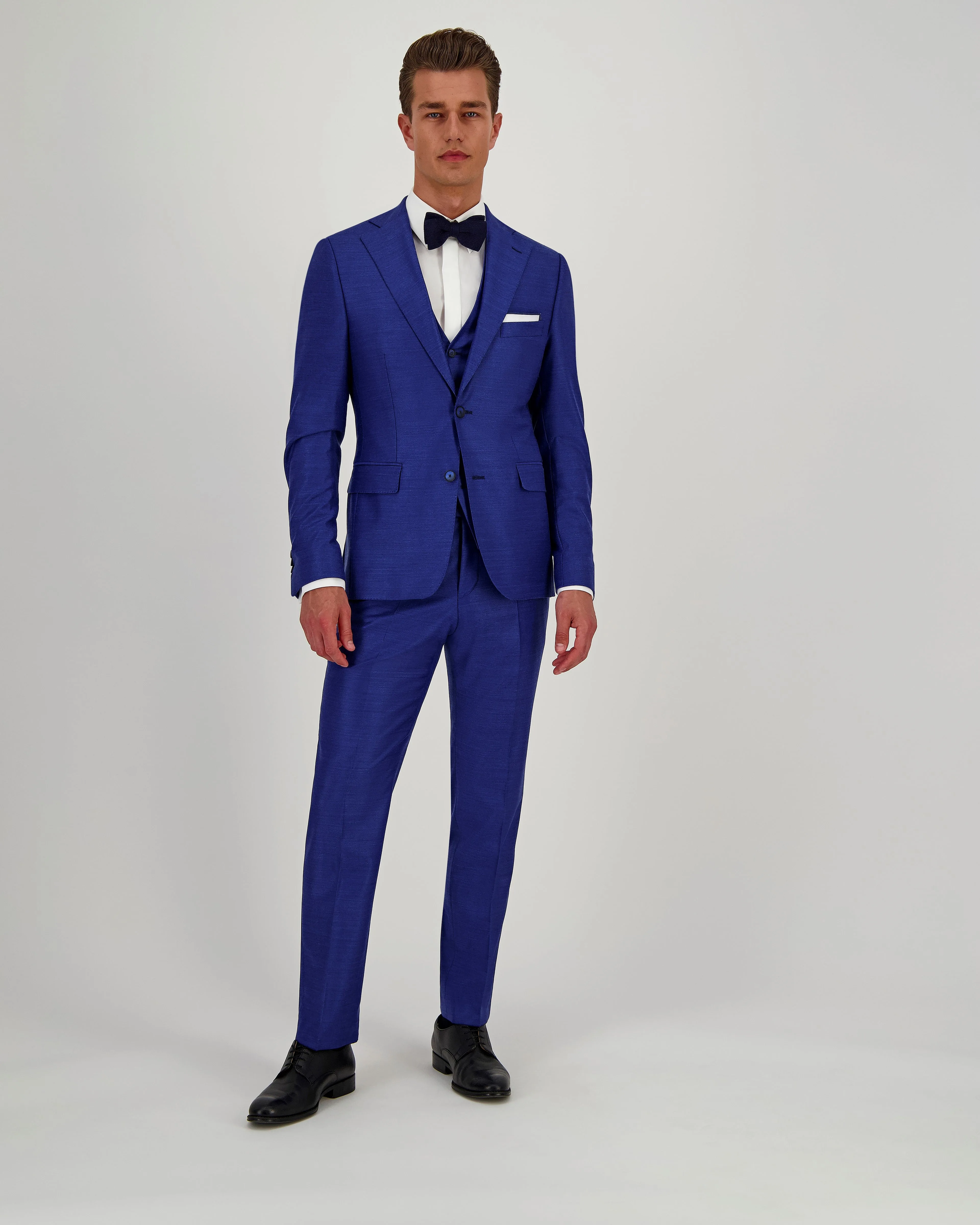 Bruidegom in kobaltblauw trouwpak