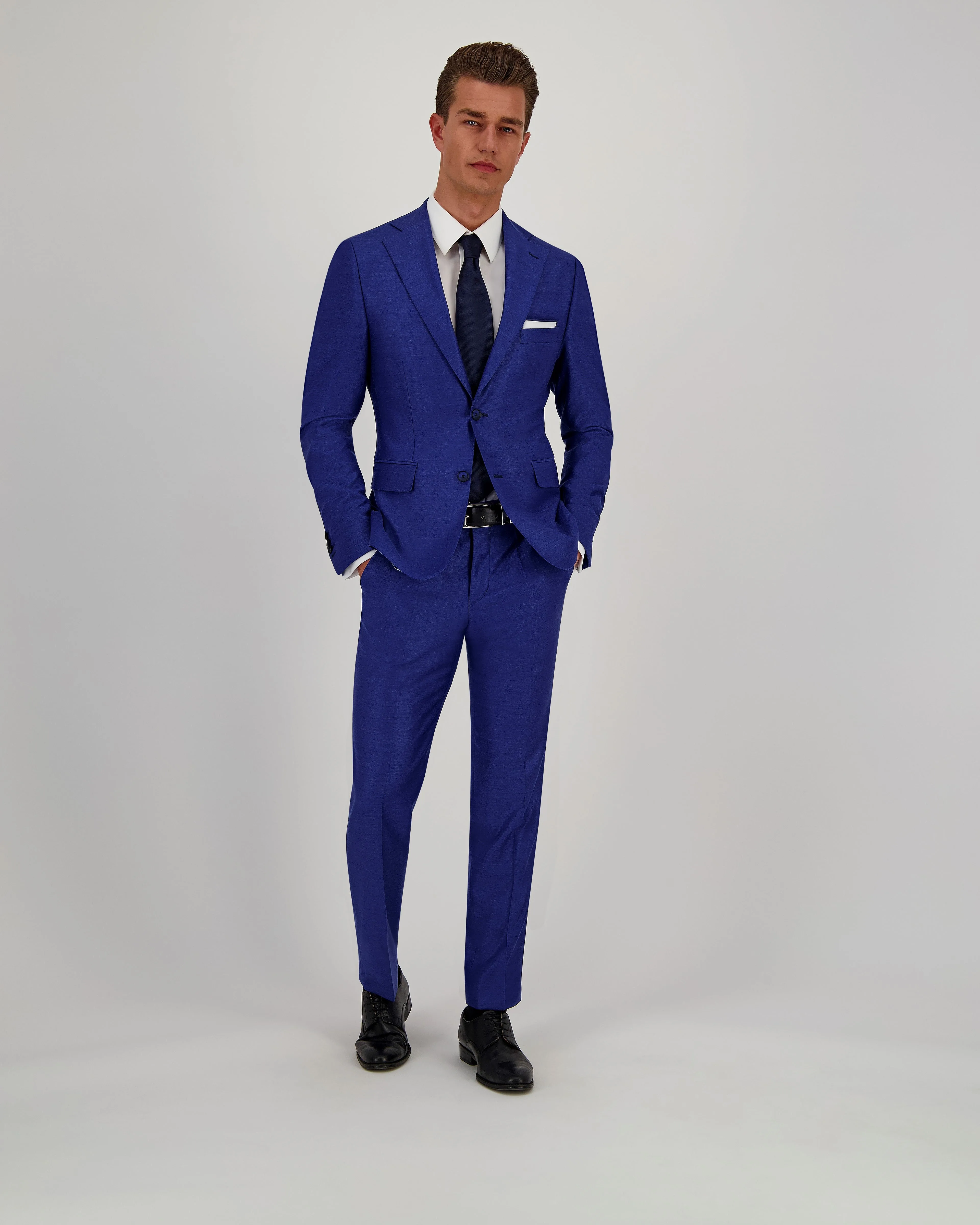 Bruidegom in kobaltblauw trouwpak