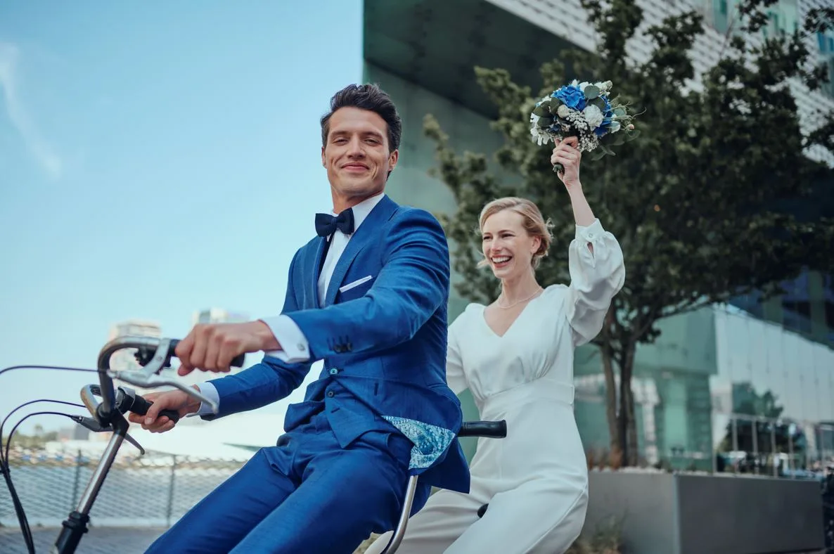 Bruid en bruidegom op de fiets