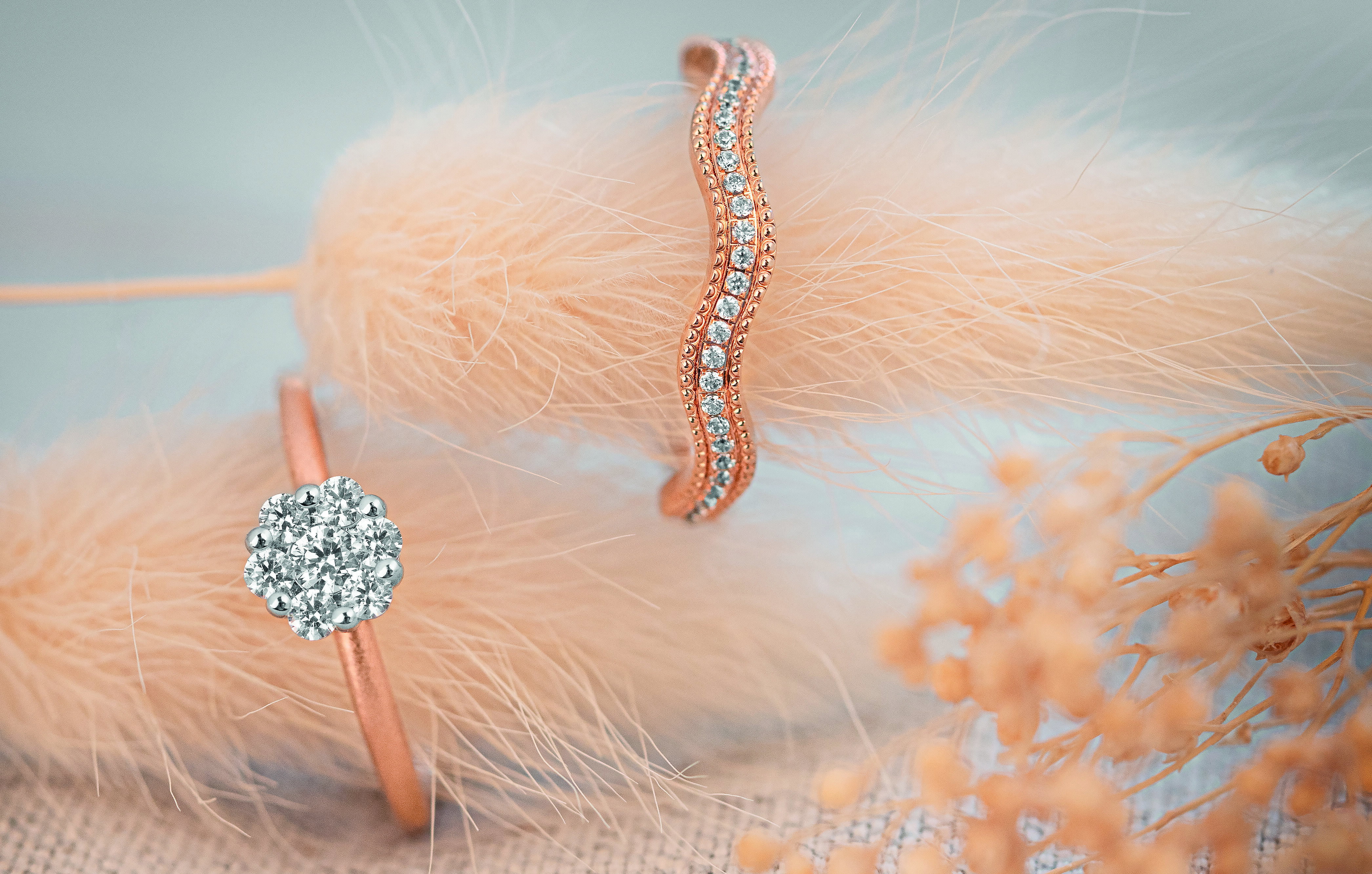 Twee roségouden trouwringen