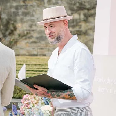 Ceremoniespreker tijdens huwelijk – persoonlijke en symbolische huwelijksceremonie