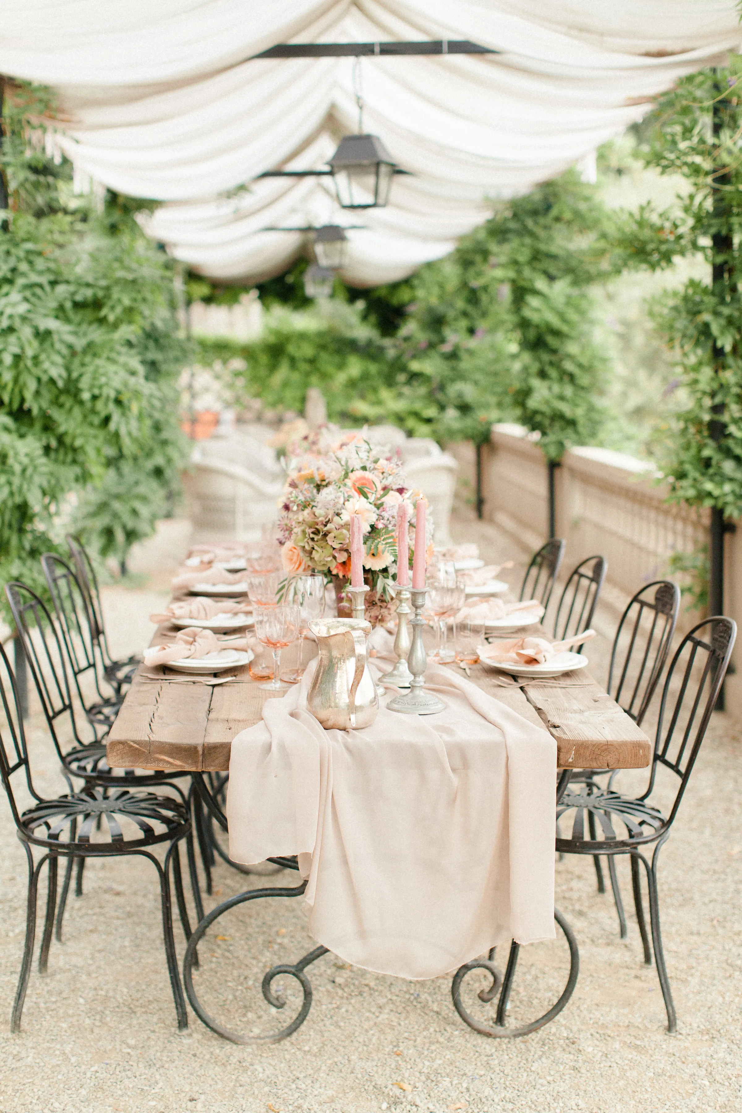Weddingplanner aan het werk tijdens een huwelijk – professionele begeleiding van de trouwdag