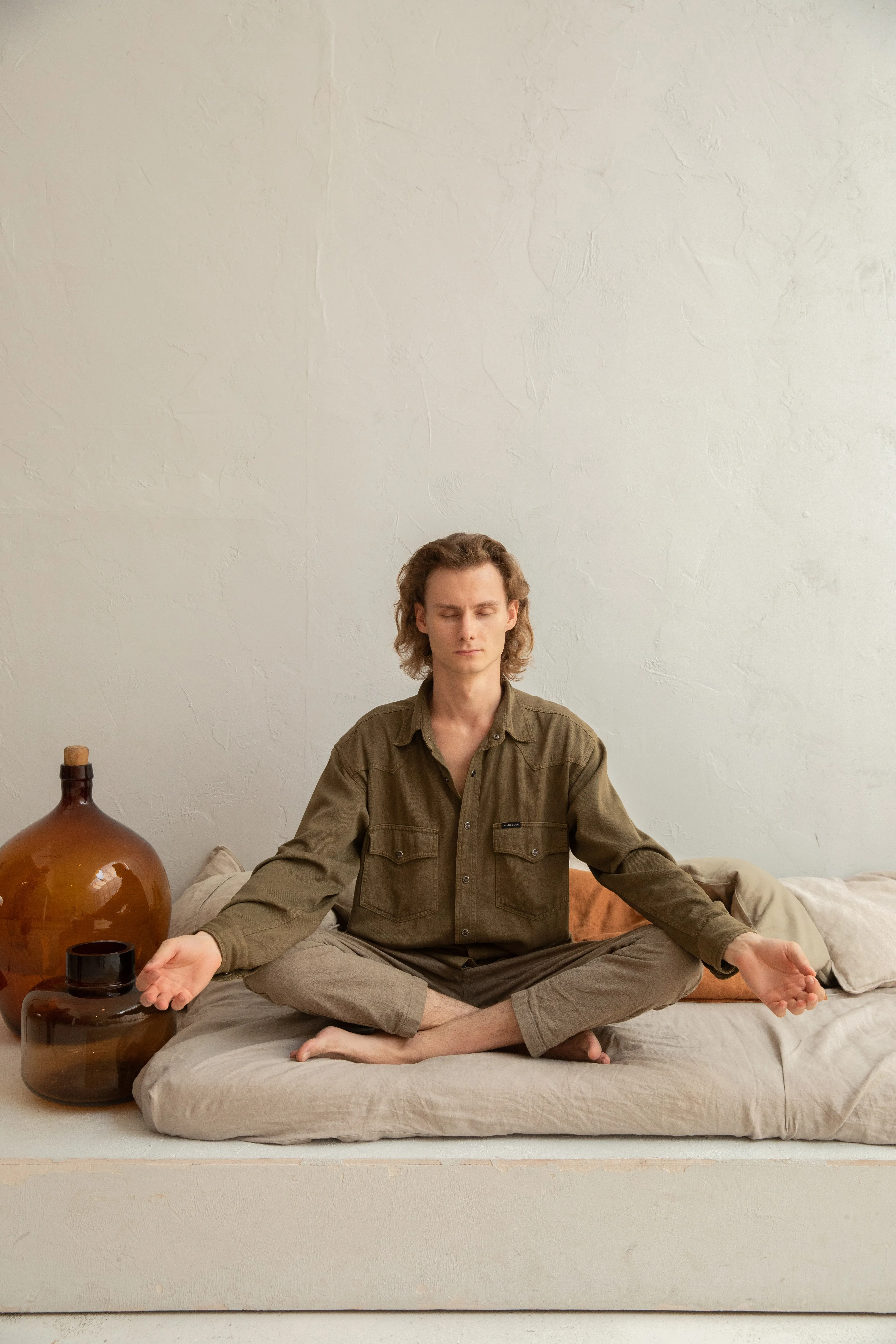 man doet yoga