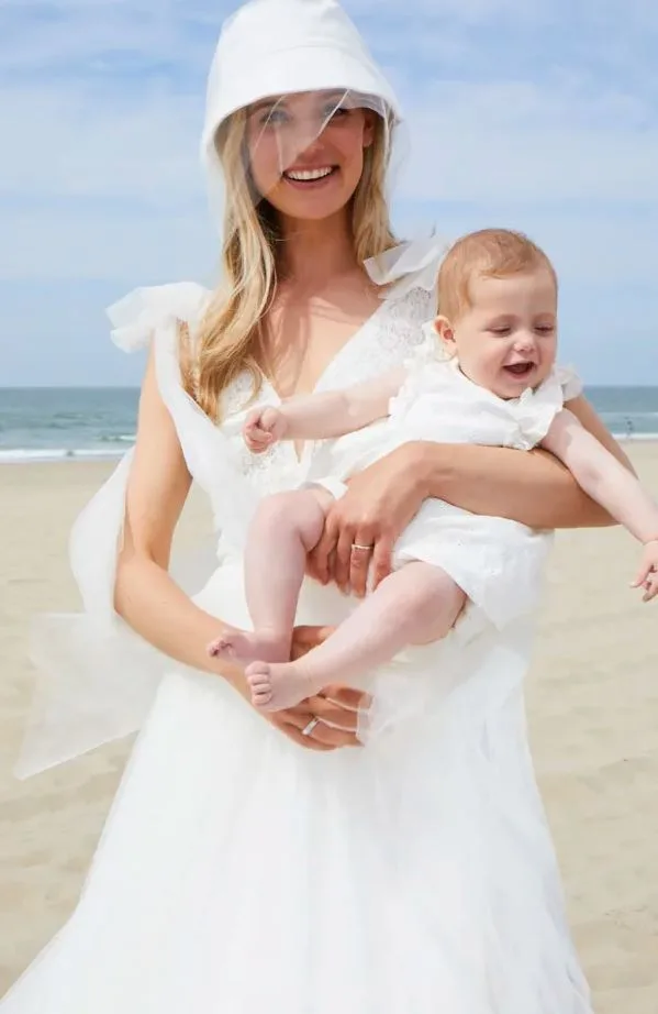 Kind en moeder op strand