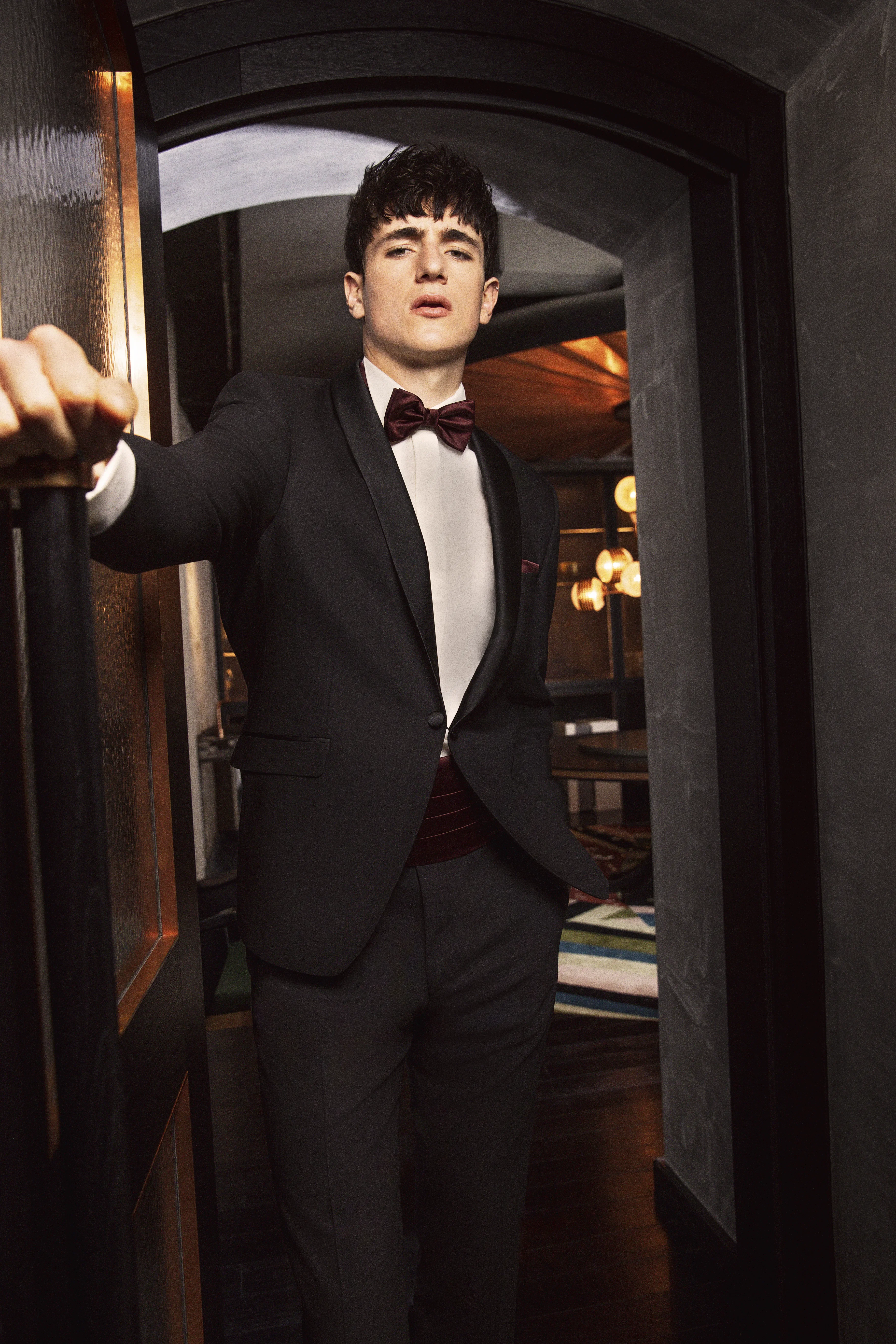 Man in black tie-look