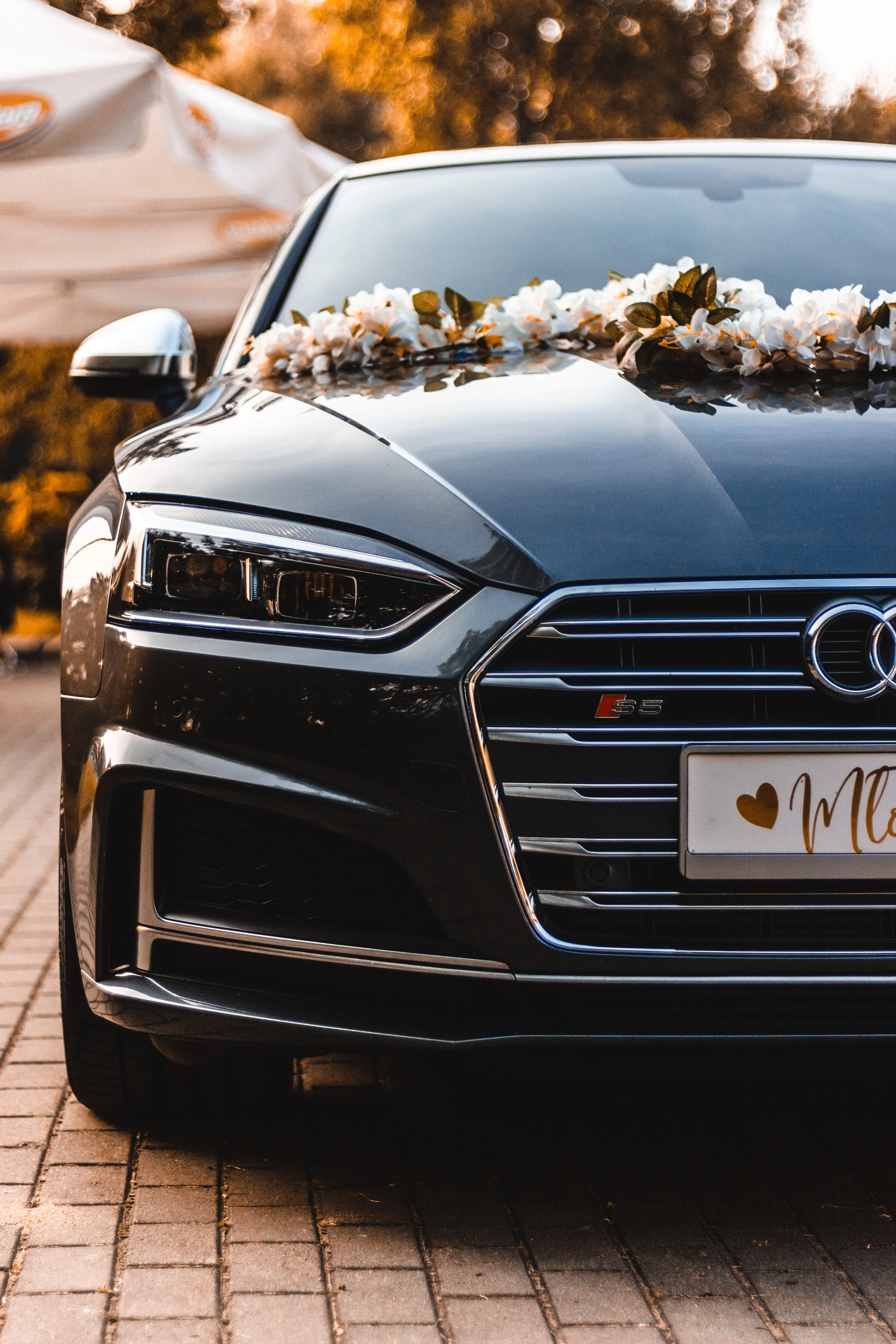 Hippe trouwauto met bloemen, Audi.