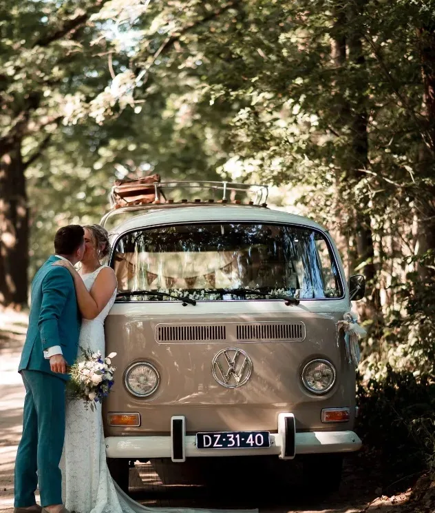 Bruidspaar voor Volkswagen busje
