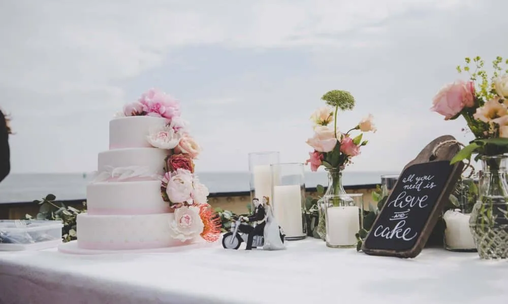 Roze bruidstaart aan het strand