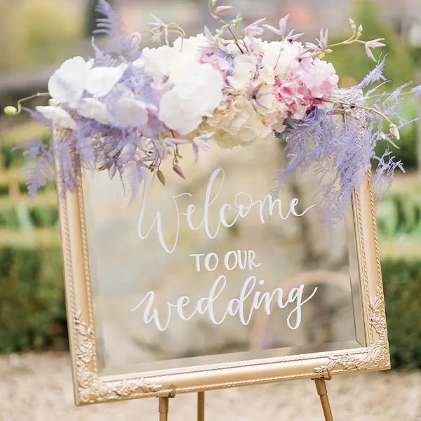 Bruiloftdecoratie met bloemen en tafeldecoratie – sfeervolle styling voor een huwelijk