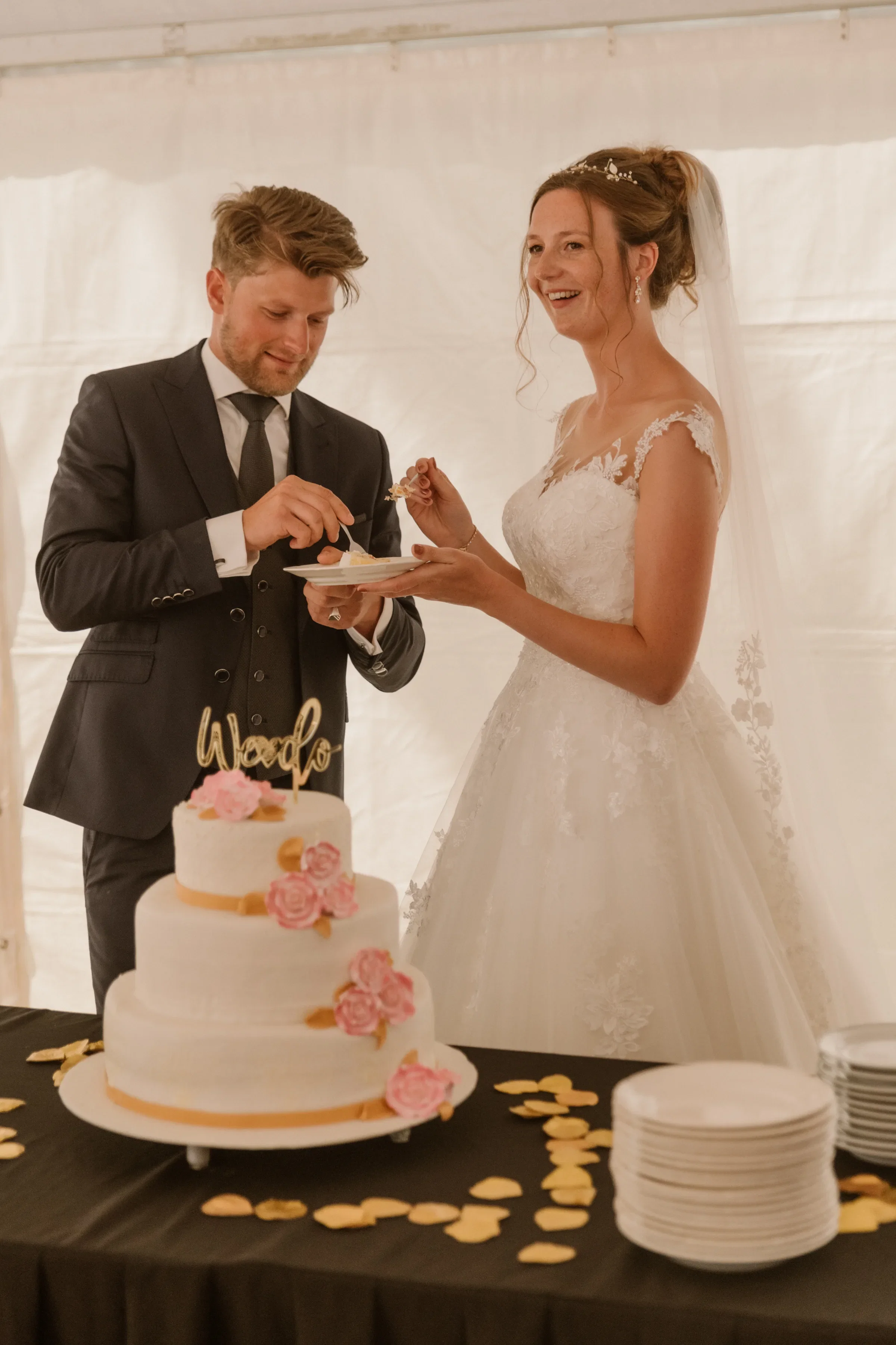 Bruidspaar met bruidstaart