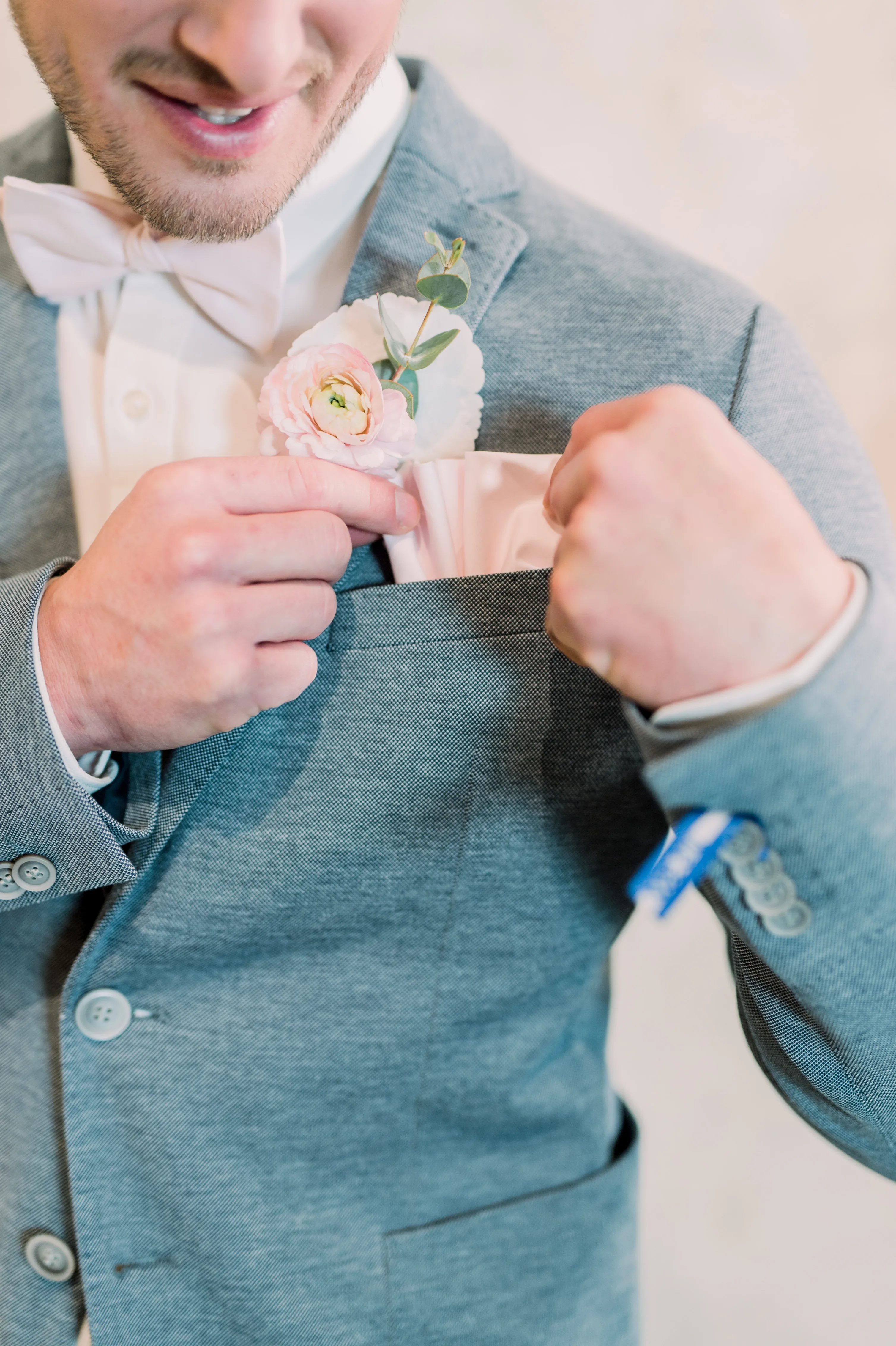 Bruidegom in een boho-trouwpak