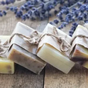 Zeepjes met touw eromheen