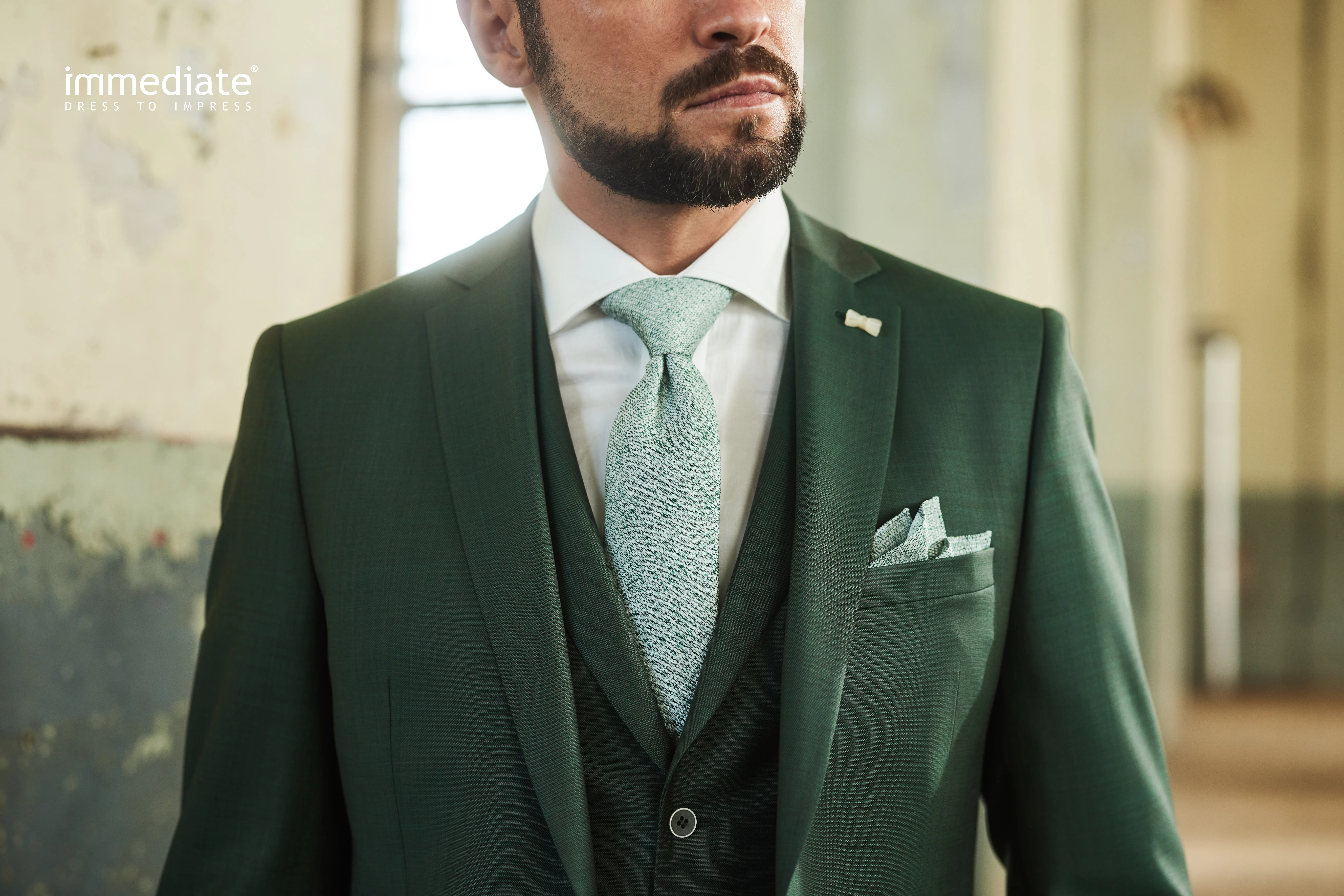 Man in trouwpak close up