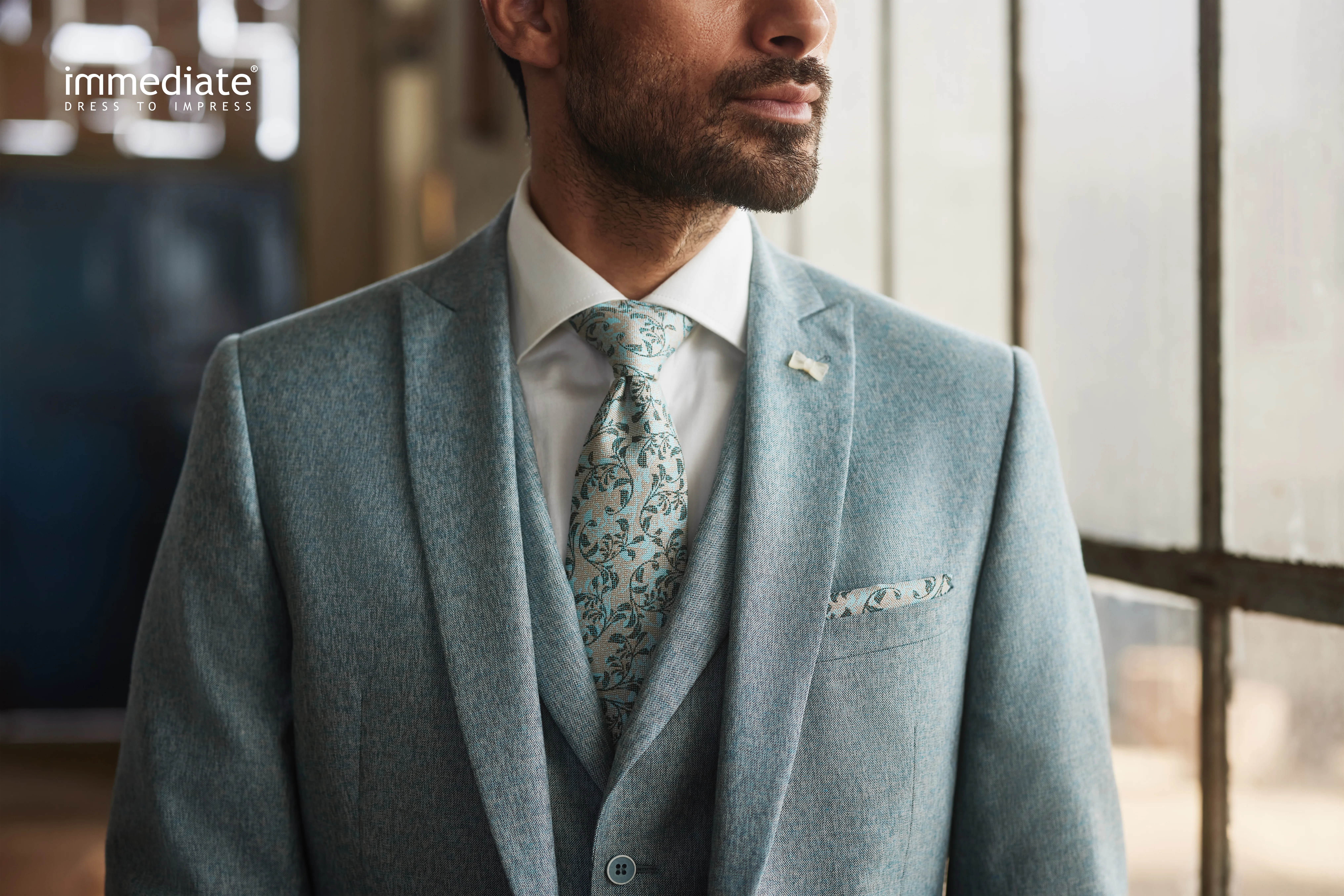 Man in trouwpak close up