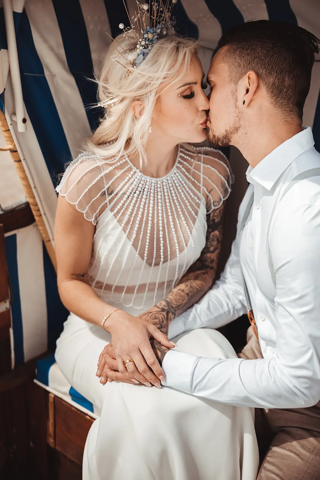 Bruid en bruidegom geven elkaar een kus.