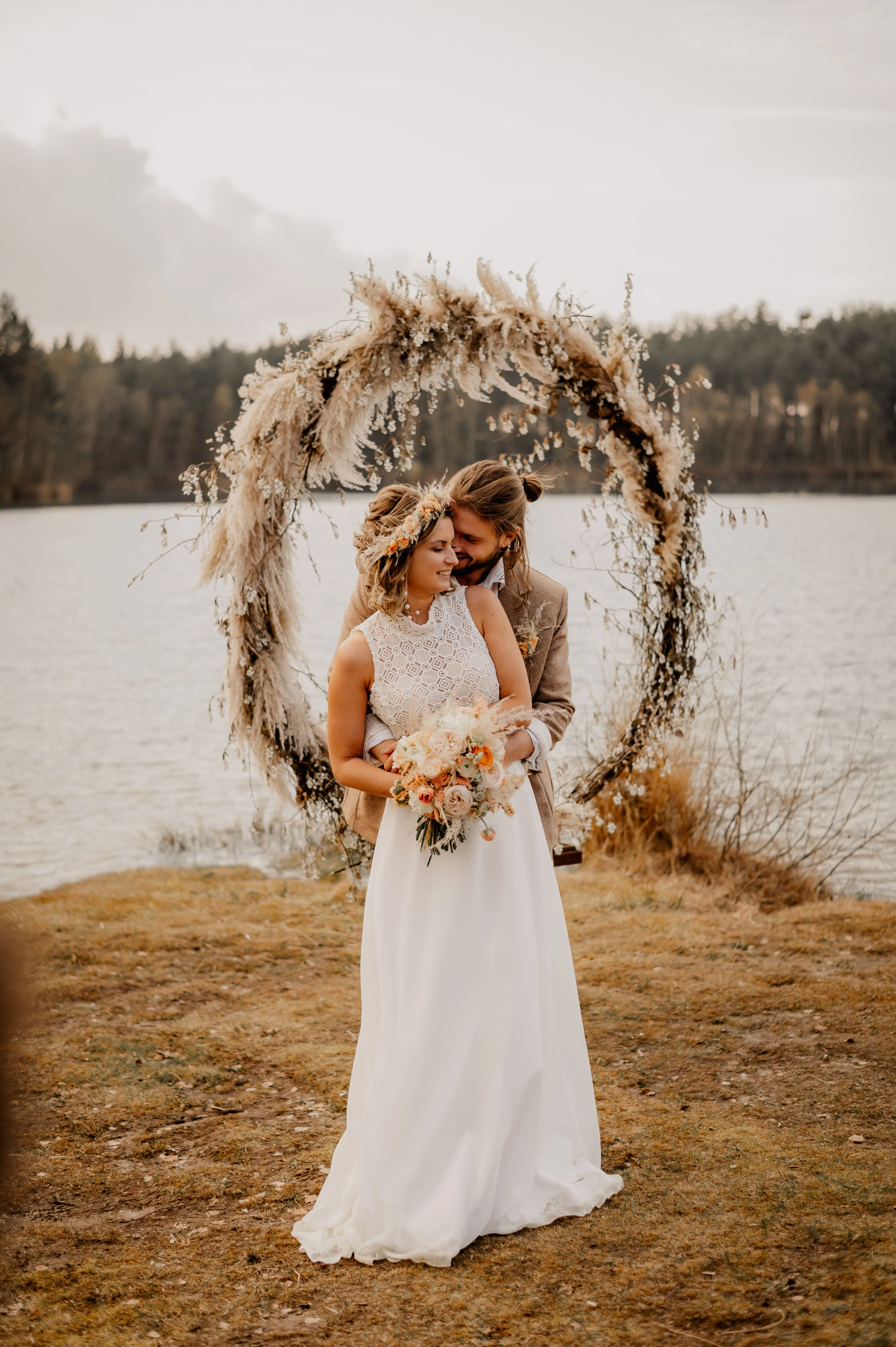 Boho trouwboog met veren