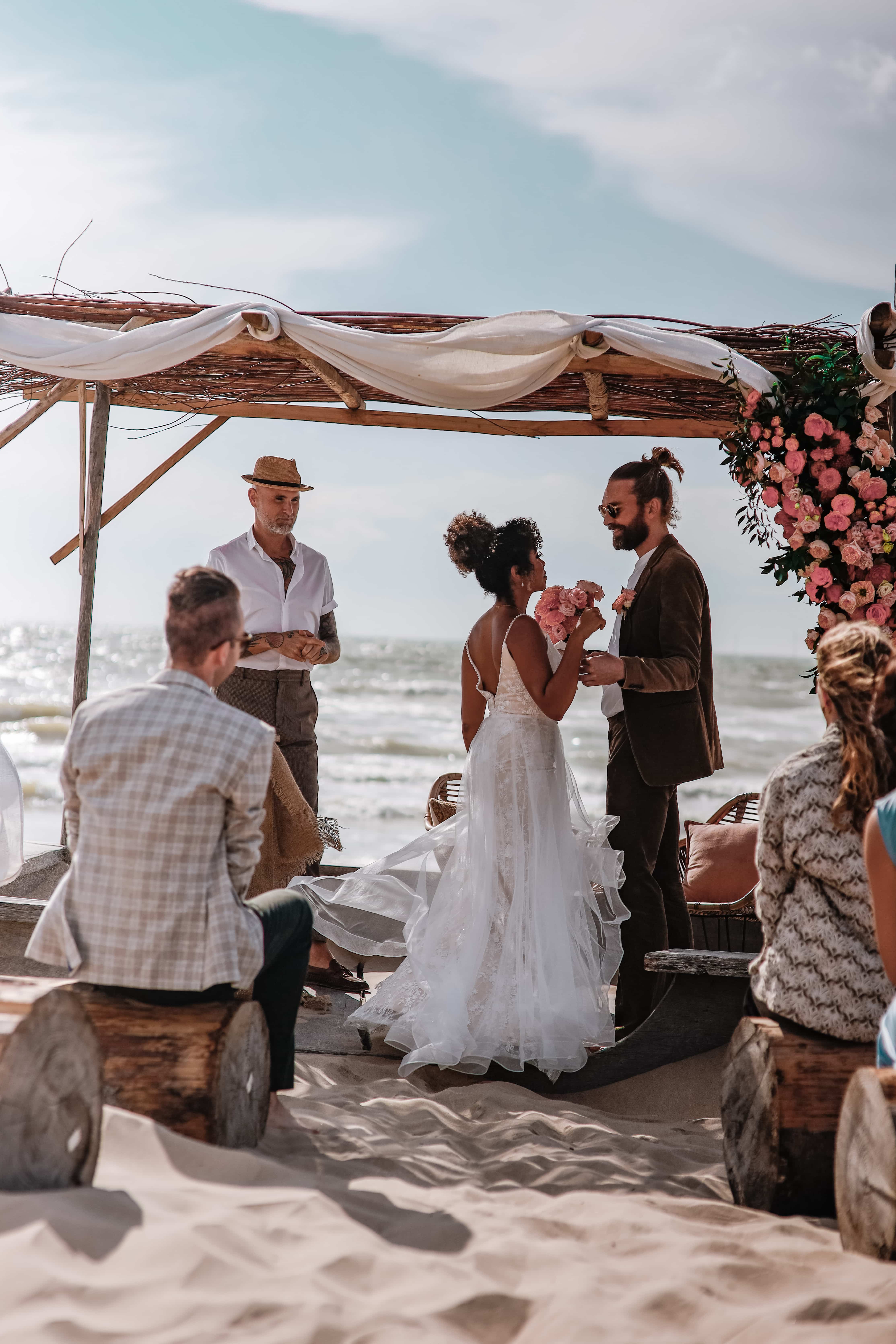 Trouwboog op een strandbruiloft