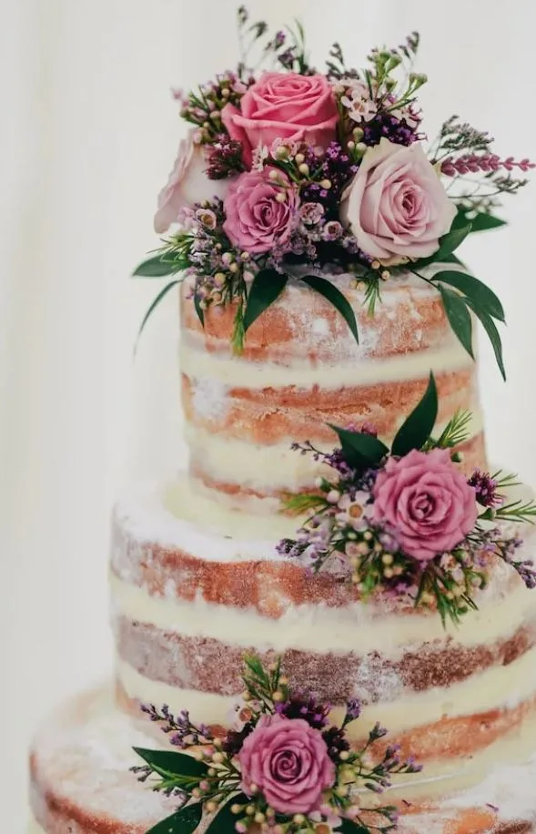 Naked cake met bloemen