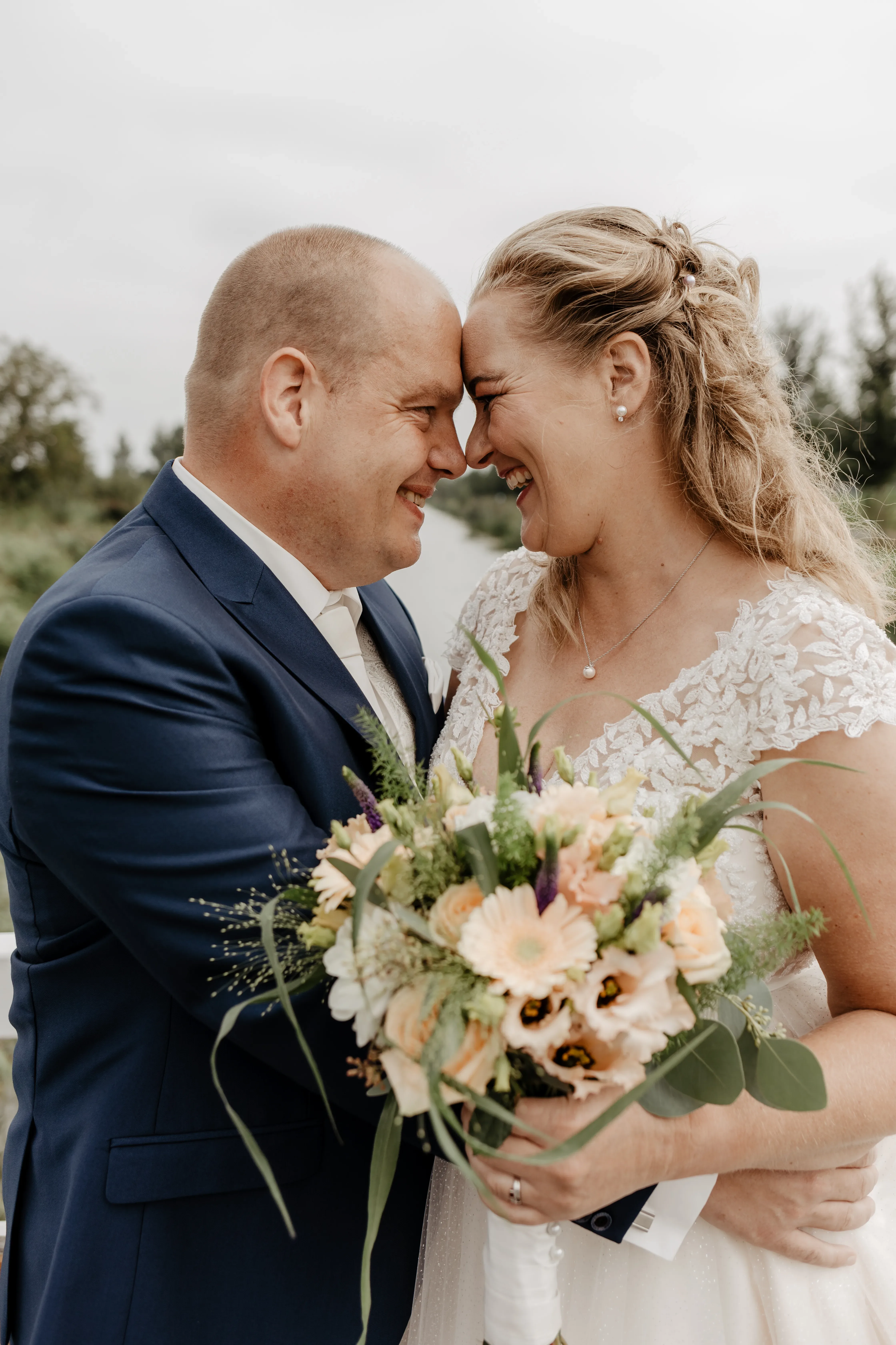 Bruid en bruidegom met bruidsboeket