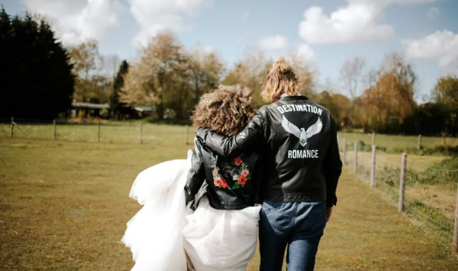 Bruidspaar op rock-wedding