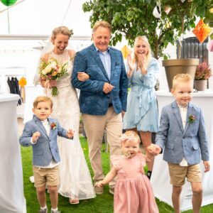 Bruidspaar lopend naar altaar