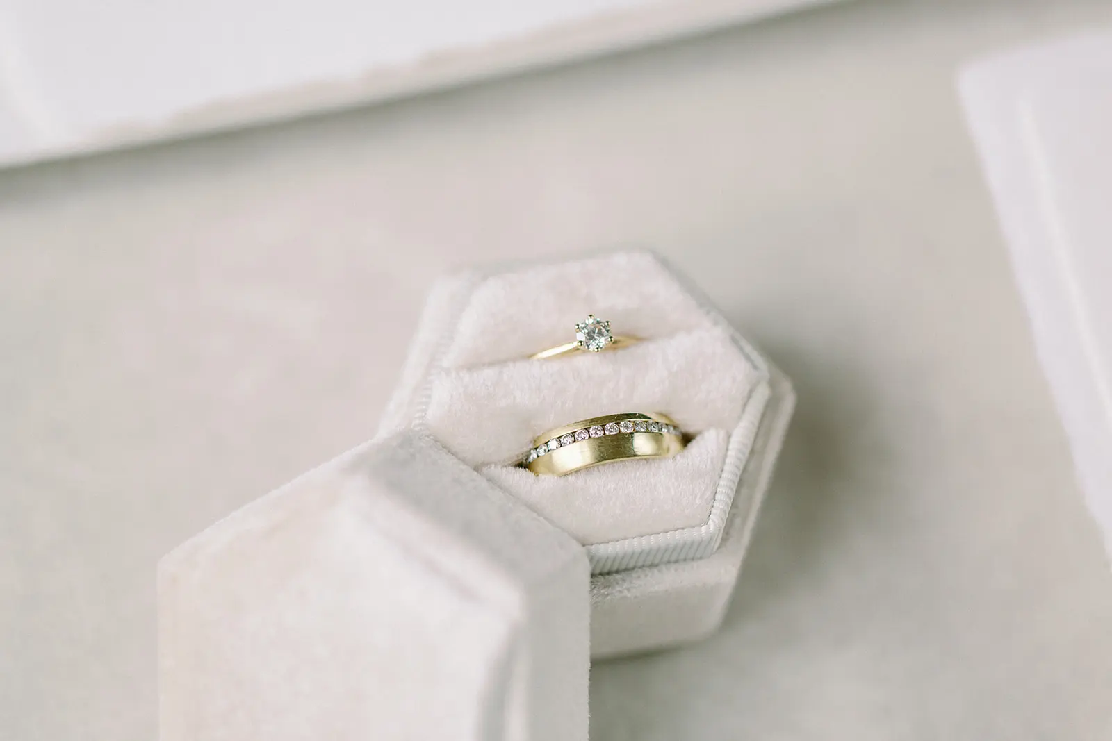 trouwringen in fluwelen doosje.