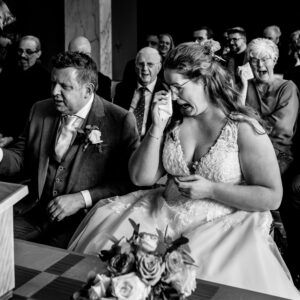 Bruidspaar emotioneel op hun bruiloft