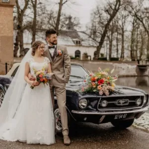 Bruidspaar met oldtimer trouwvervoer