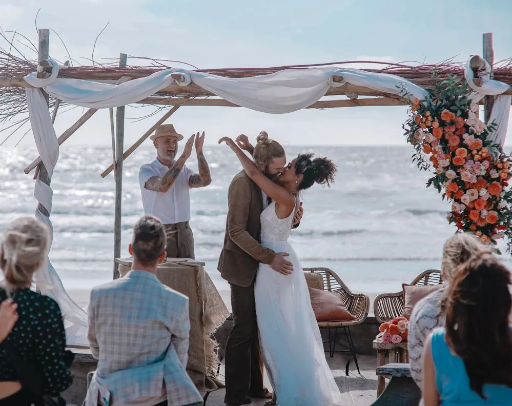 Trouwboog op een strandbruiloft