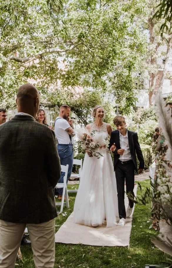 Bruid lopend naar altaar