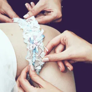 De kousenband – het bruidsaccessoire met traditie