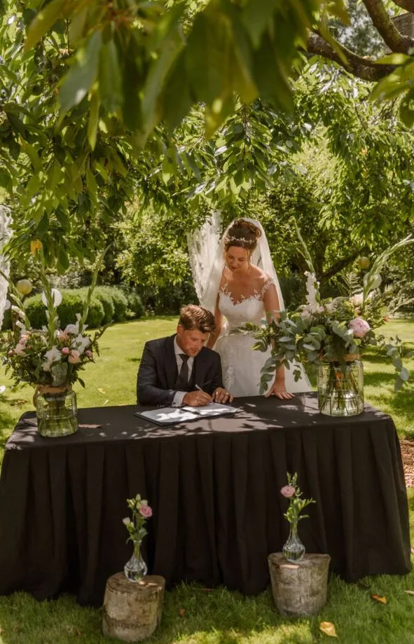 Bruidspaar tijdens tekenen