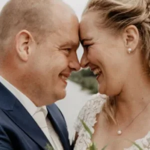 Bruid en bruidegom met bruidsboeket