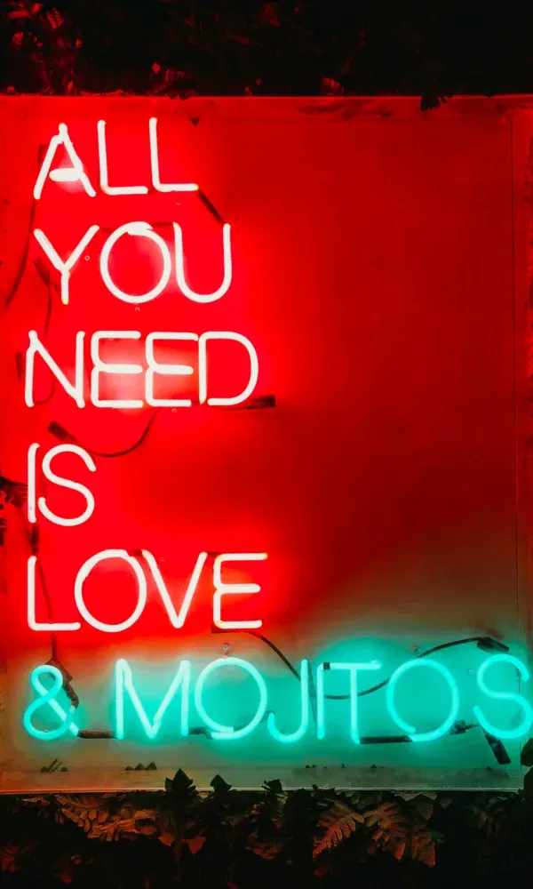 Neon bord met tekst all you need is love and mojito's