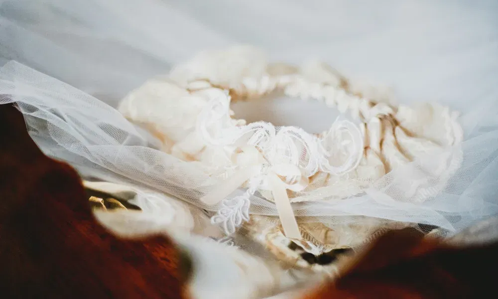 De kousenband – het bruidsaccessoire met traditie De kousenband – het bruidsaccessoire met traditie