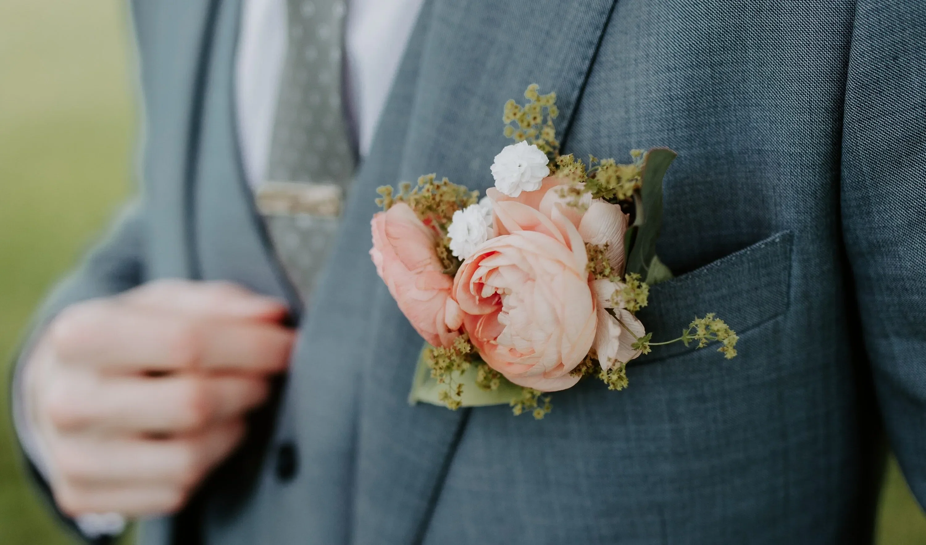 Bruiloft corsage man, roze bloemen met blauwgrijs pak