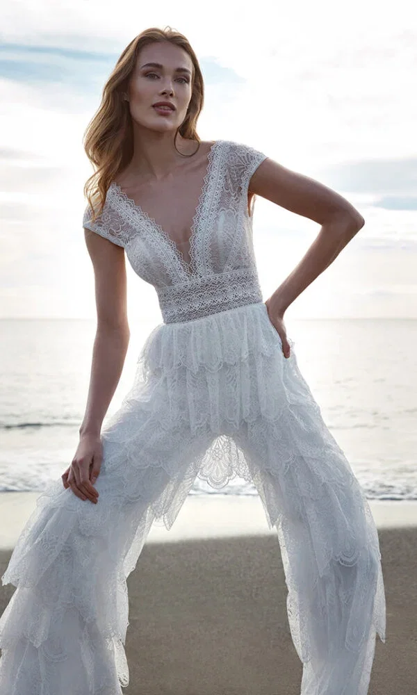 Vrouw in witte trouw jumpsuit