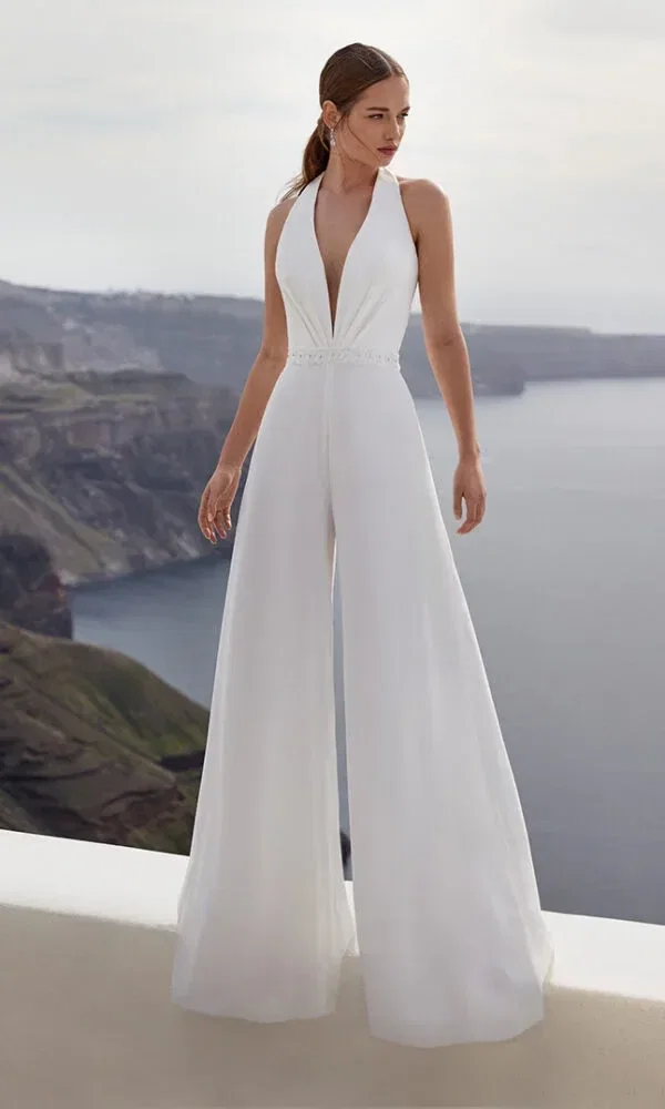 Vrouw in witte trouw jumpsuit