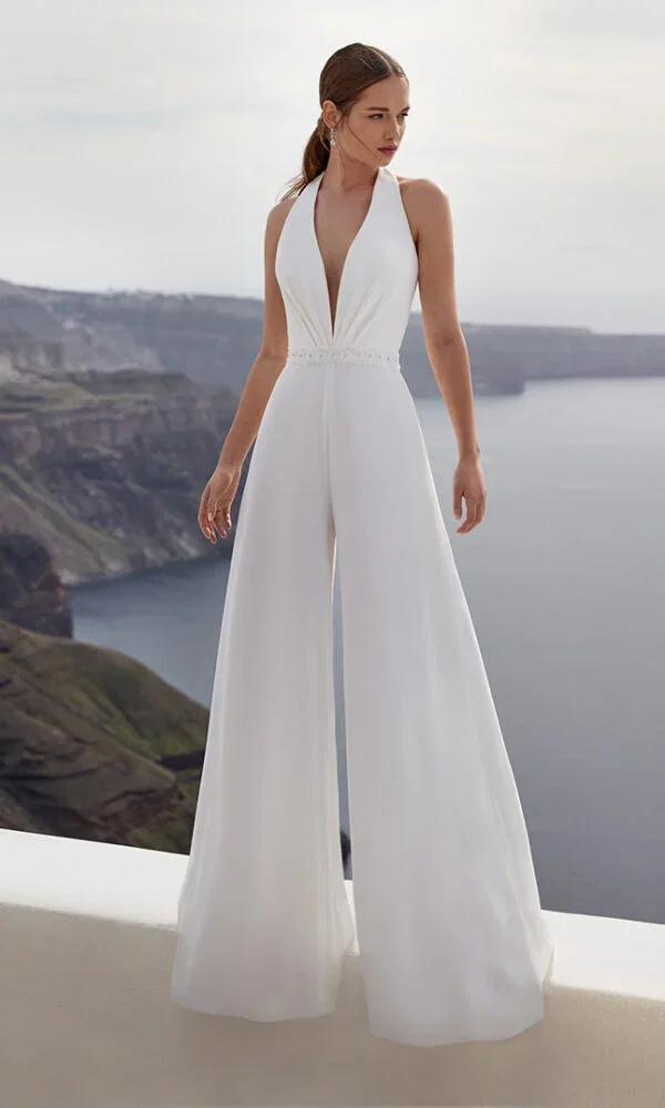 Vrouw in witte trouw jumpsuit