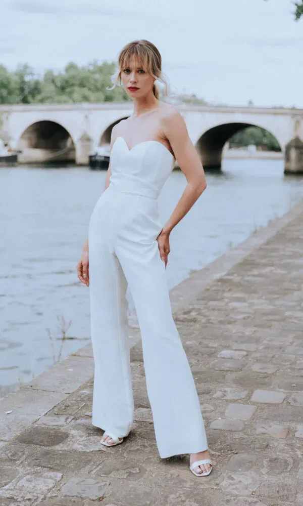 Vrouw in witte jumpsuit