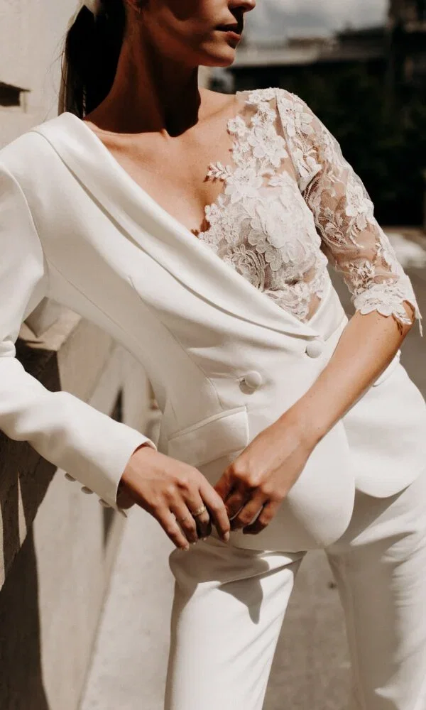 Vrouw in wit pak met kant