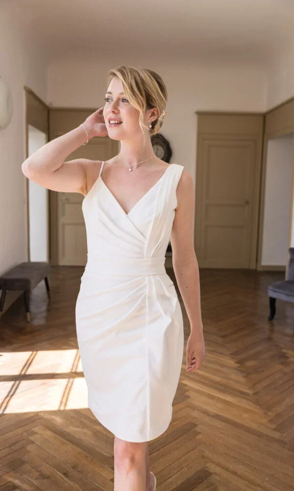 Vrouw in korte witte jurk