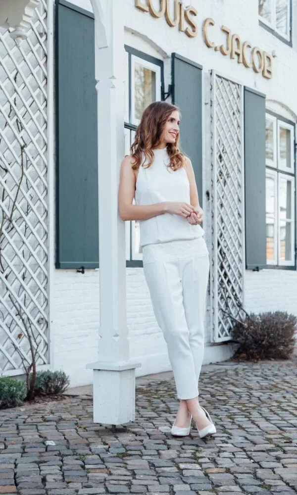 Vrouw in wit pak