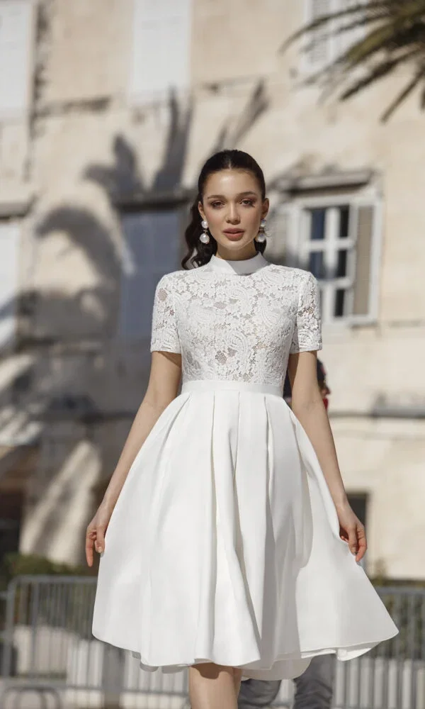 Vrouw in korte witte jurk