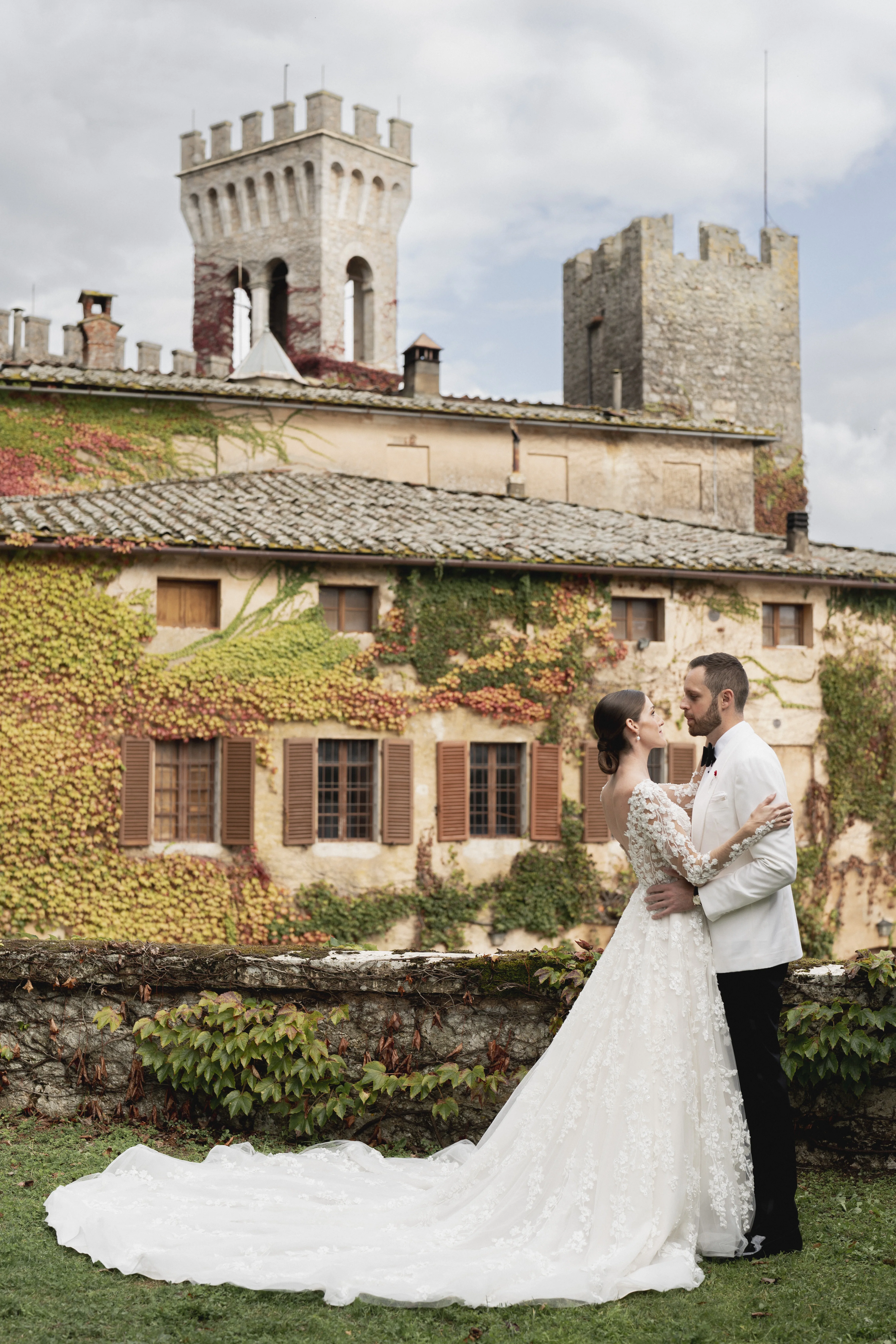 Bruidsmode CEO Justin Alexander en vrouw Kelsey Turchy details trouwkleding voor kasteel in Italië.