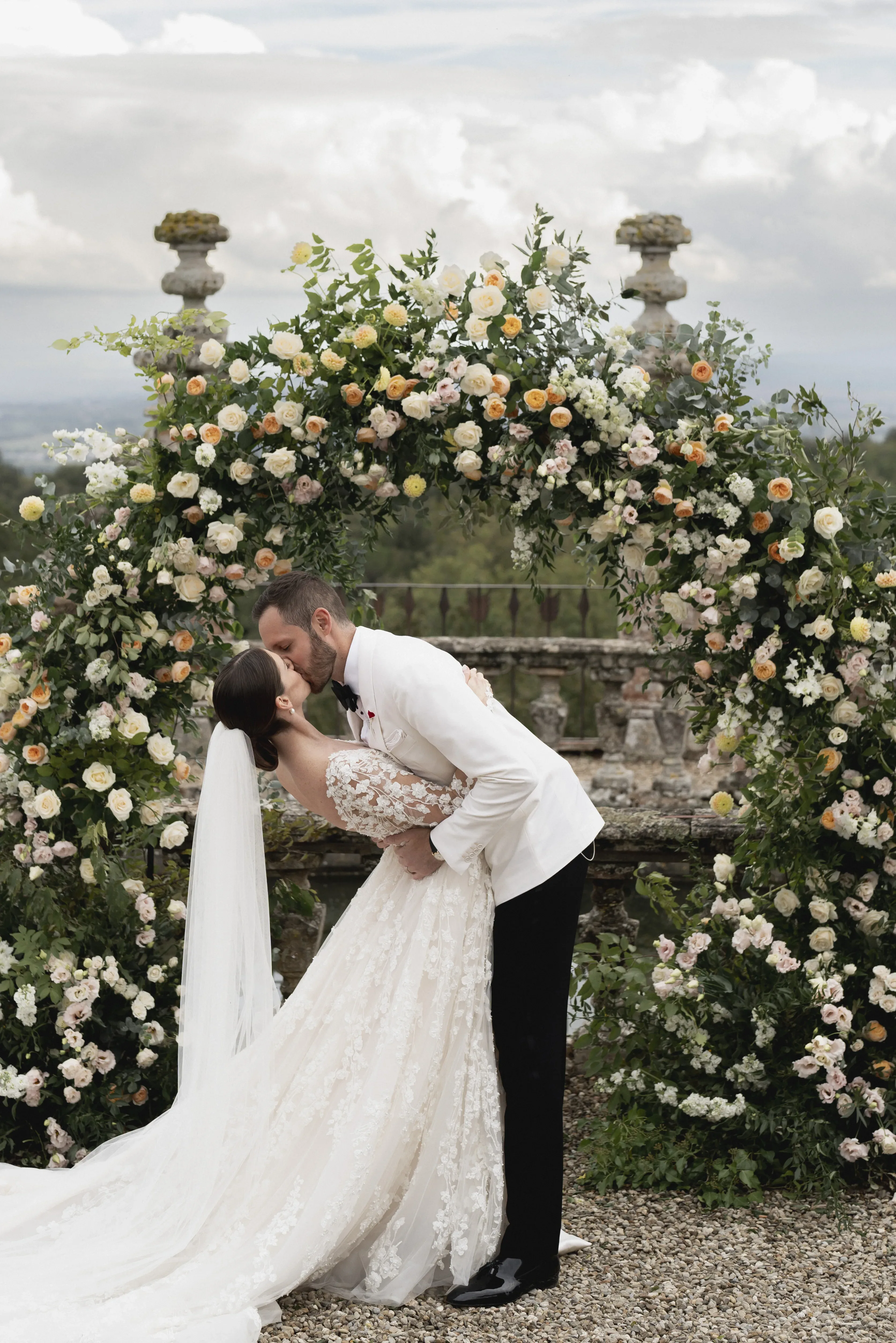 Trouwfoto. Bruidsmode CEO Justin Alexander en vrouw Kelsey Turchy geven elkaar de kus na het jawoord.